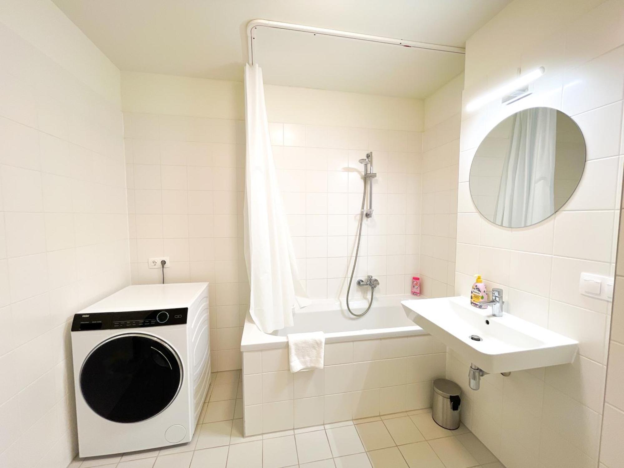 Whats-App Self-Check-In - 1Br Apartment, Near Airport,15 Min To Center Vienna Room photo