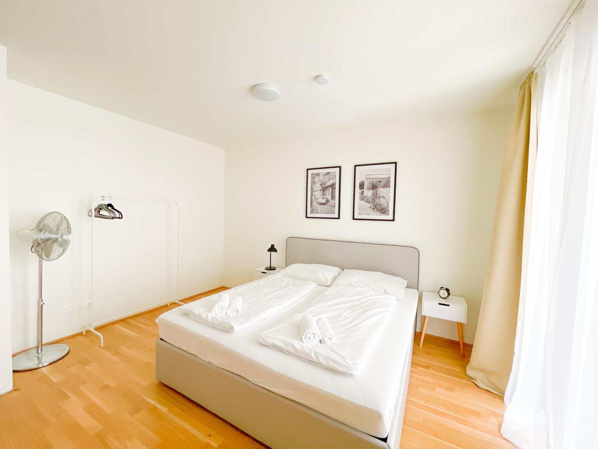 Whats-App Self-Check-In - 1Br Apartment, Near Airport,15 Min To Center Vienna Room photo