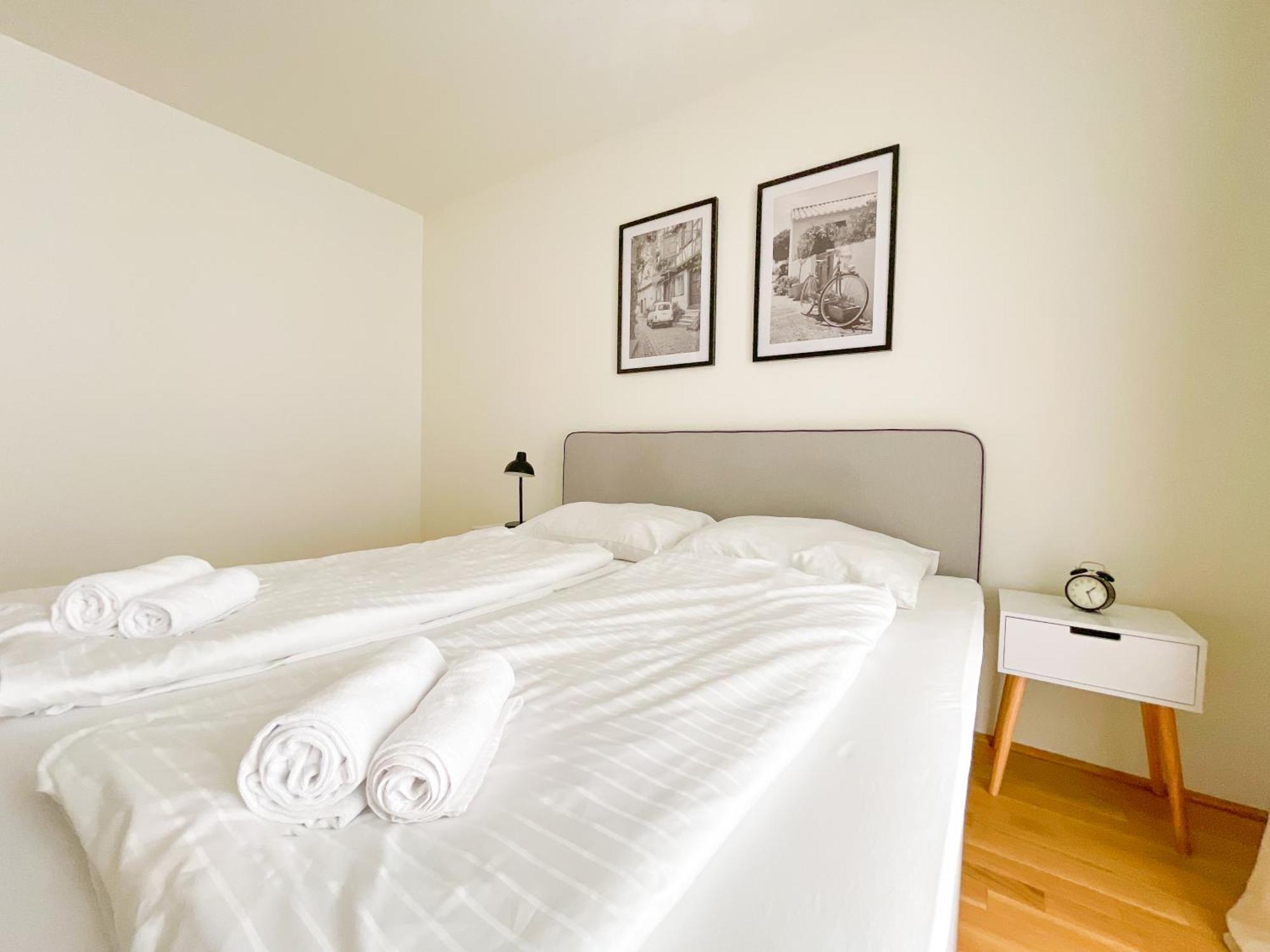 Whats-App Self-Check-In - 1Br Apartment, Near Airport,15 Min To Center Vienna Room photo